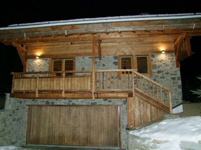 chalet ossature bois - vue extérieure de nuit